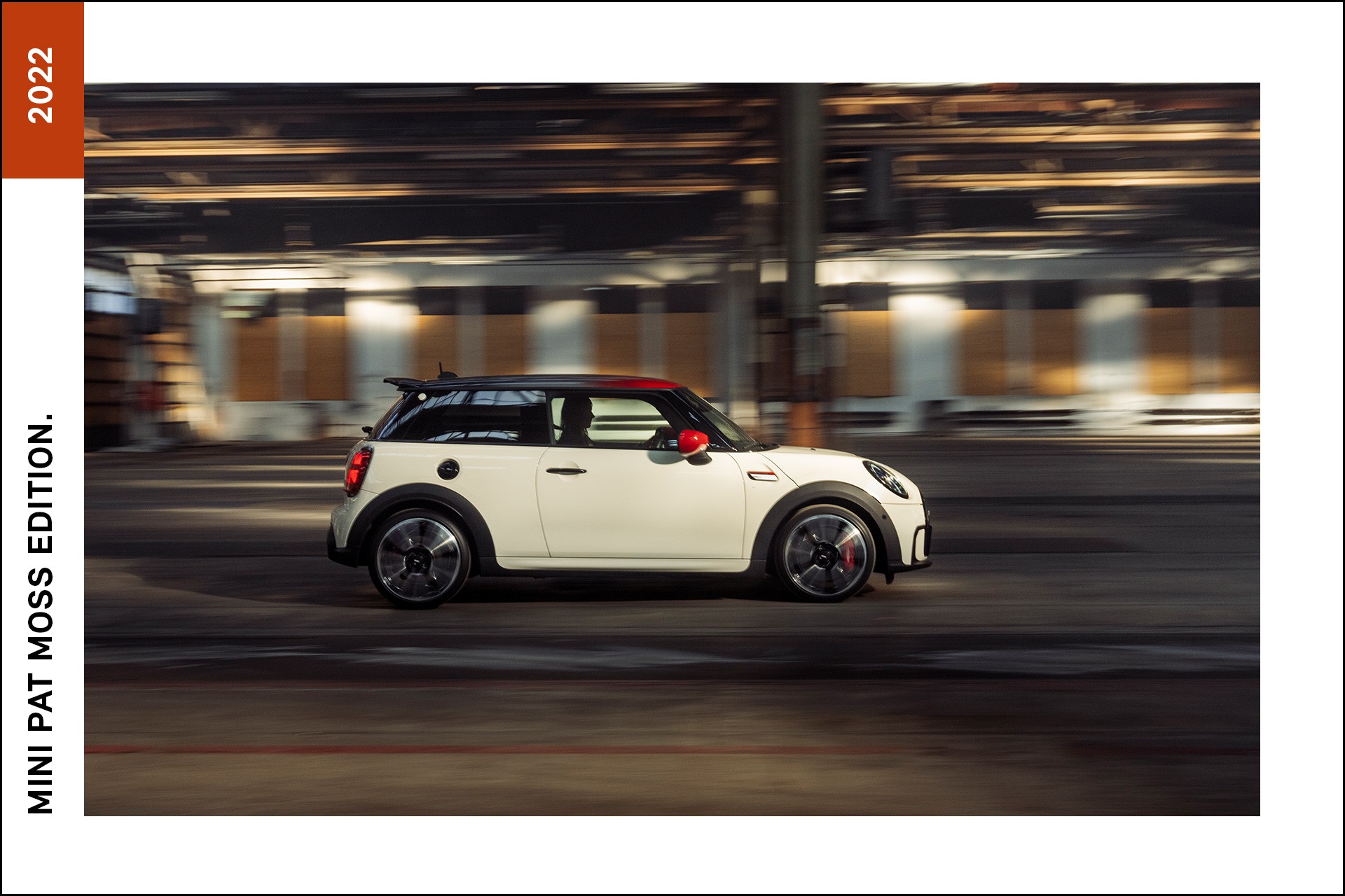 MINI Pat Moss, de 2022, de perfil, na cor beje e tejadilho e retrovisores exteriores de cor vermelha.